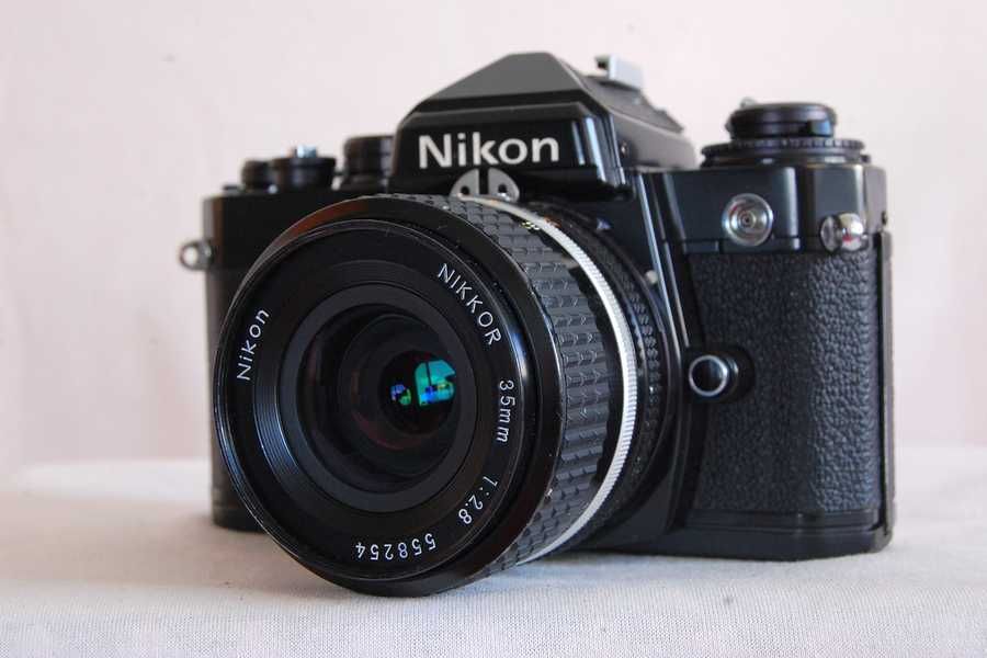 Aparat foto film clasic nikon fe cu obiectiv nikkor 2.8 35