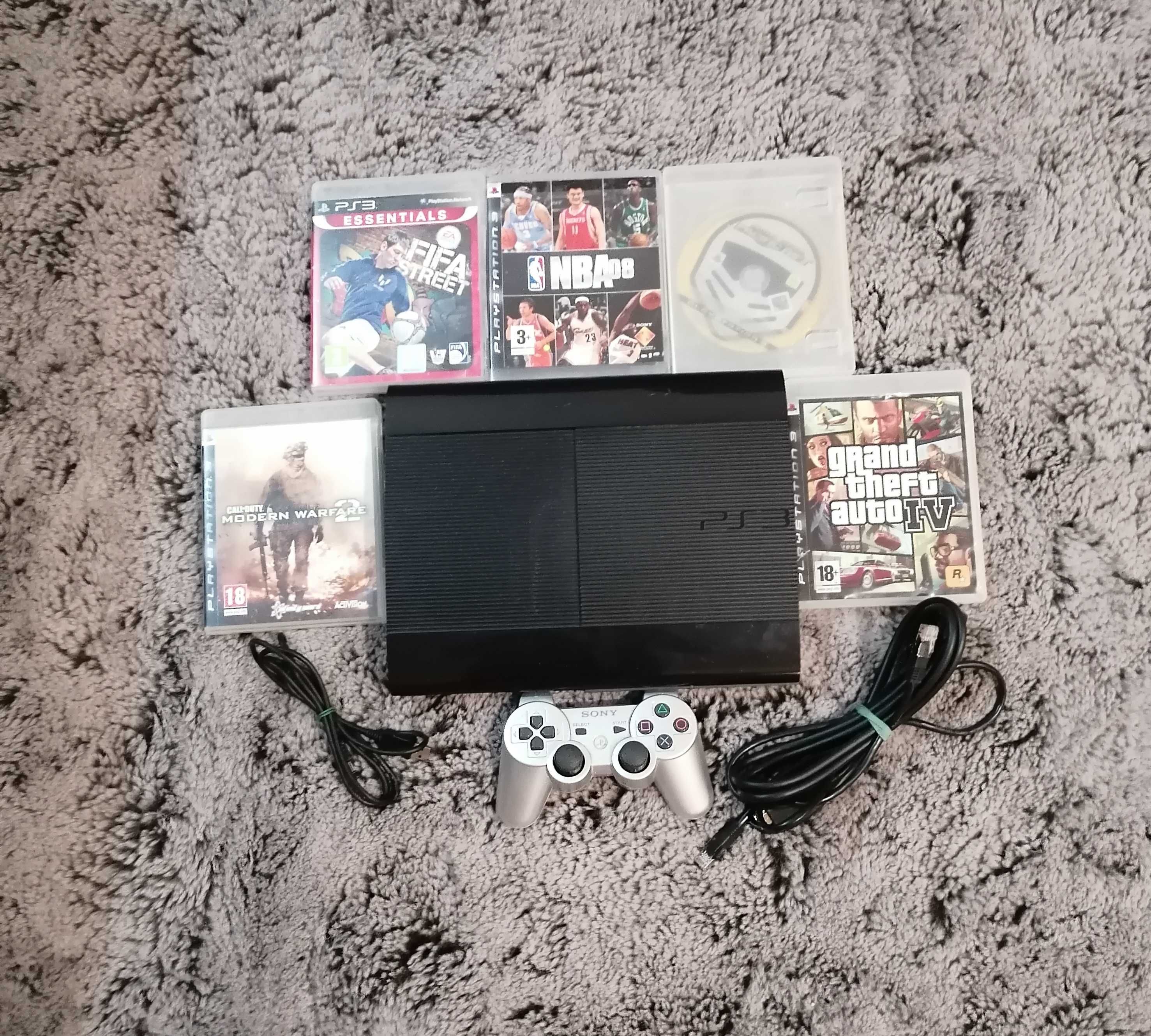 Продавам PlayStation 3 с два джойстика кабели и пет игри