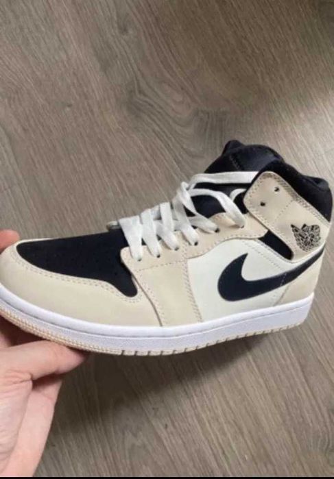 Air Jordan 1 Bej & black