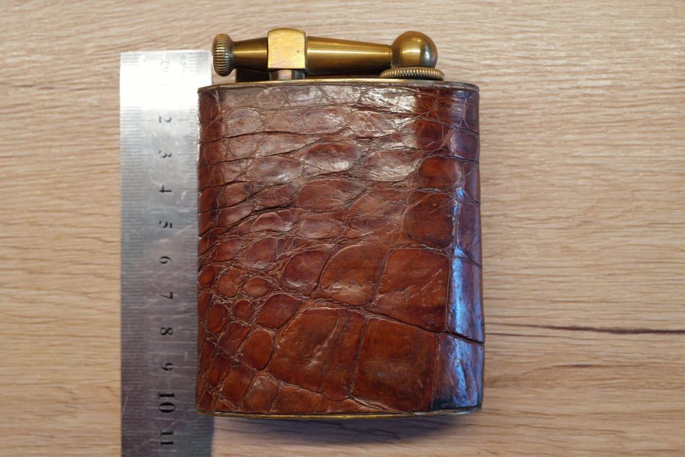 Brichete de colectie Thorens si bricheta de masa
1930 Alama piele