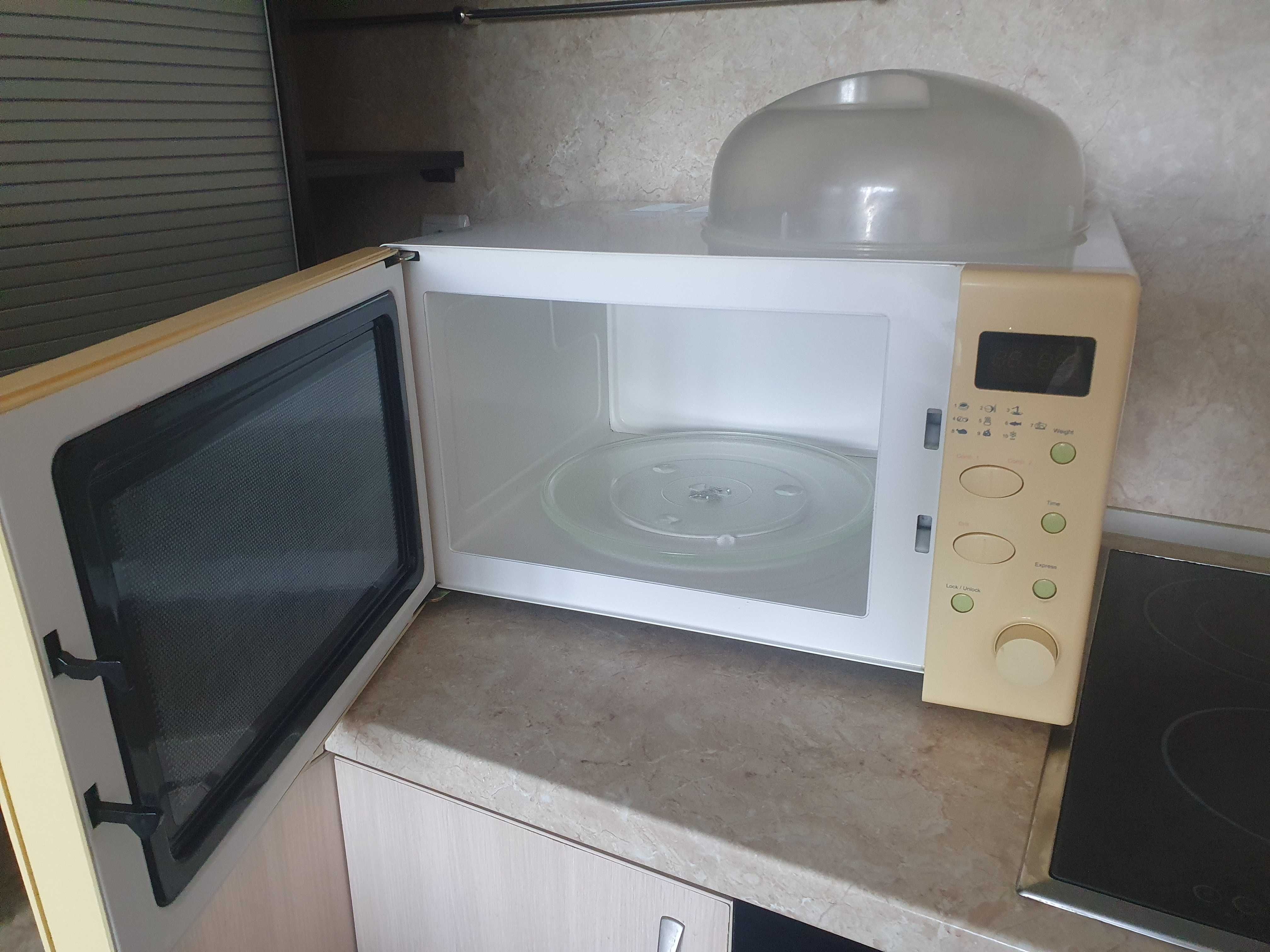 Продавам микровълнова фурна
