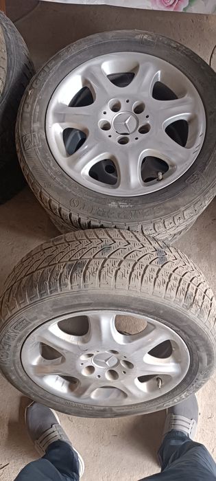 Титановый диск с зимней шиной Капсен на мерседес