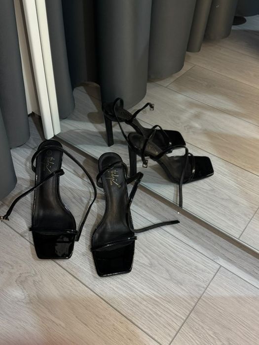 Черни сандали на ток