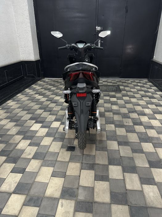 Чёрный электроскутер