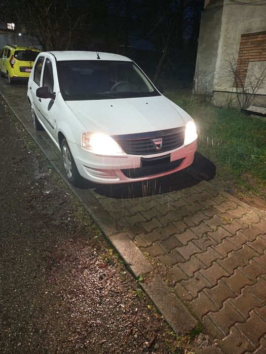 Vând Dacia Logan