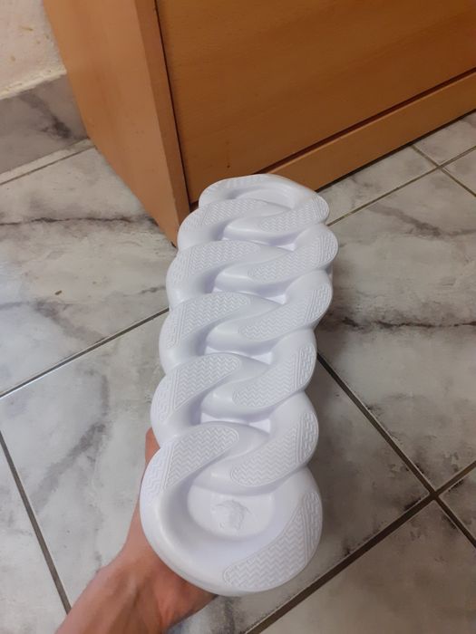 Versace chain reaction Black and White