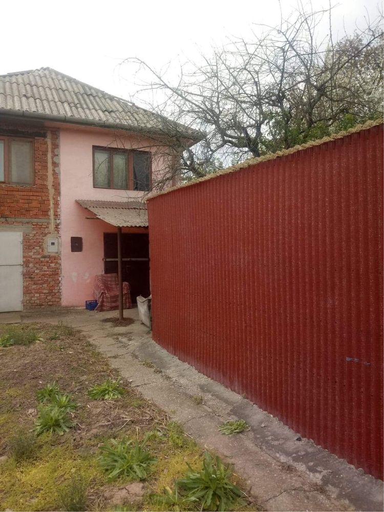 Casa in gradina viilor pe valea tireamului cu teren