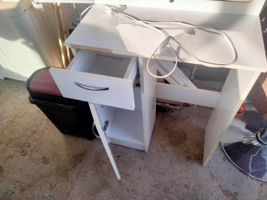 Парикмахерский удобны стол с светяшим  лампой