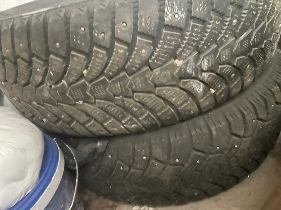 Продаю зимние шины 265/65R17, 215/60R16