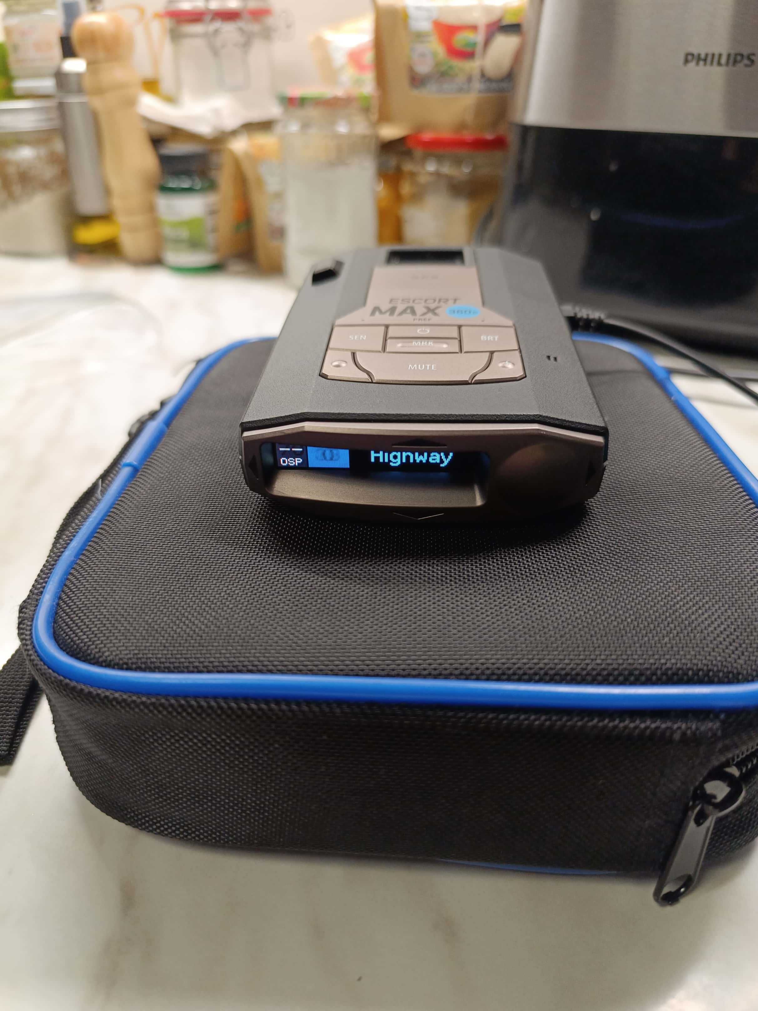 Detector radar Escort Max 360c in cutie sageti wifi bluetooth oled