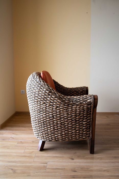 Кресло от масивна дървесина и естествен ратан