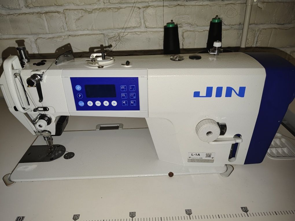 Продам промышленную одноигольную прямострочную швейную машинку Jin