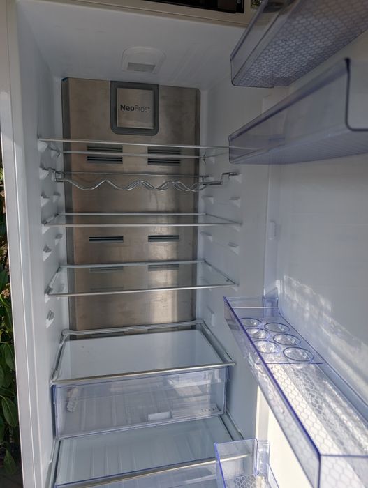 Combina frigorifica incorporabila BEKO BCNA306E4SN, NeoFrost, 284 l, H