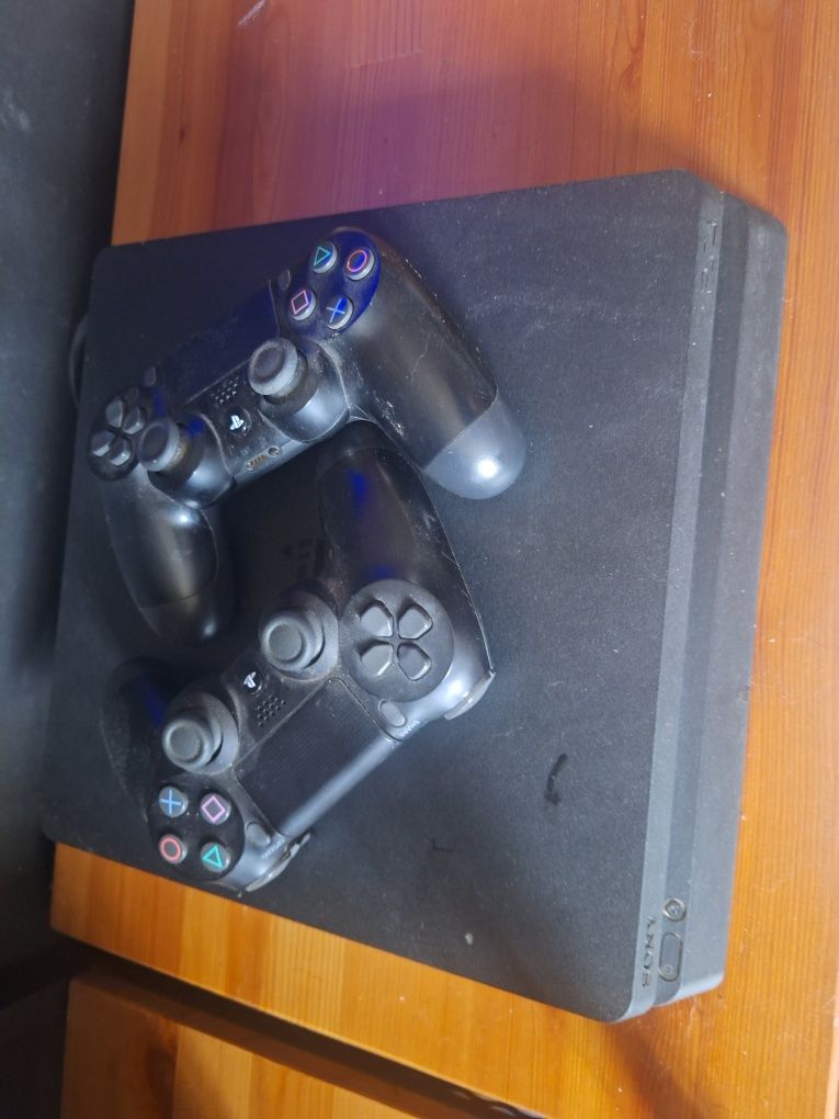 PS4 Pro 1TB + 2 controlere