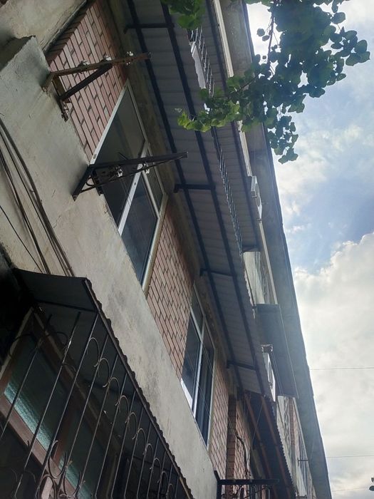 Козырьки над окнами и ролики для белья