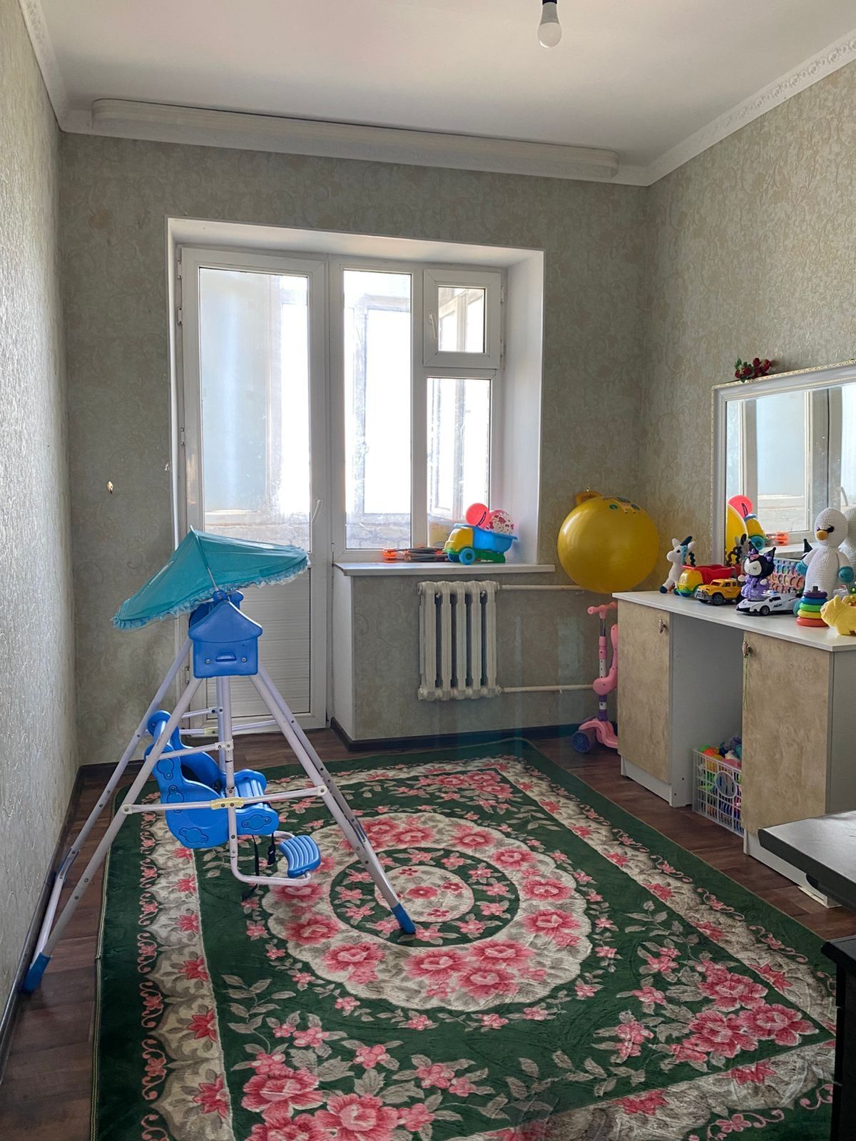 Мкр Сырдария 2 үйден жақсы районда 4бөлмелі үй сатылады