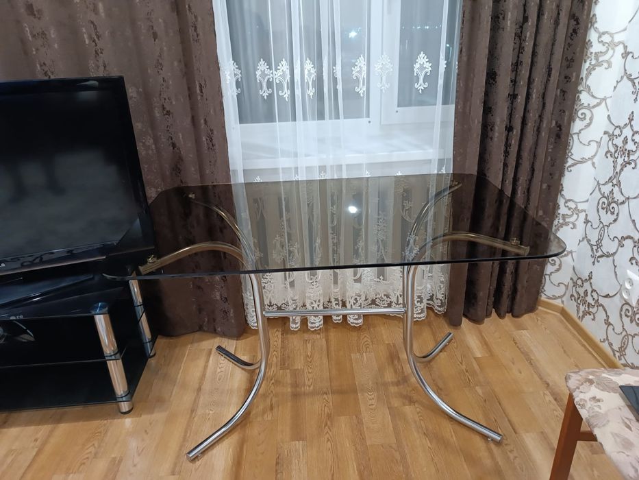 Продам стеклянный стол