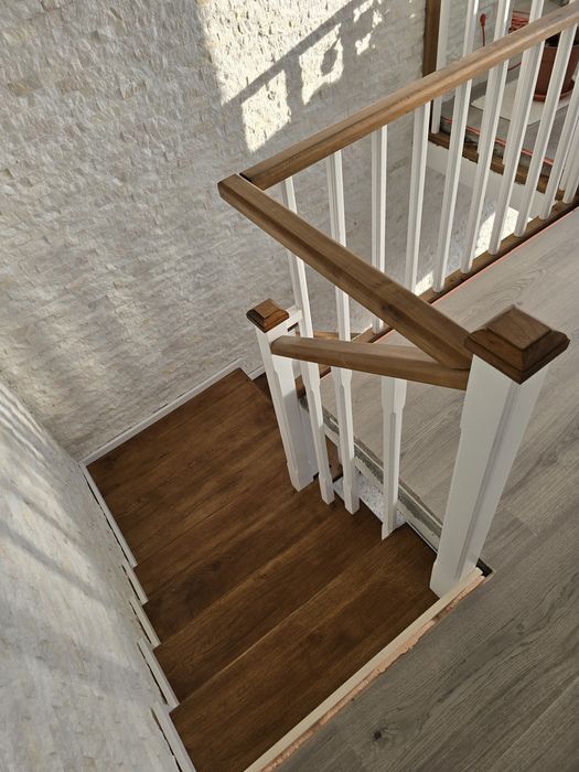 Scări interioare din lemn masiv