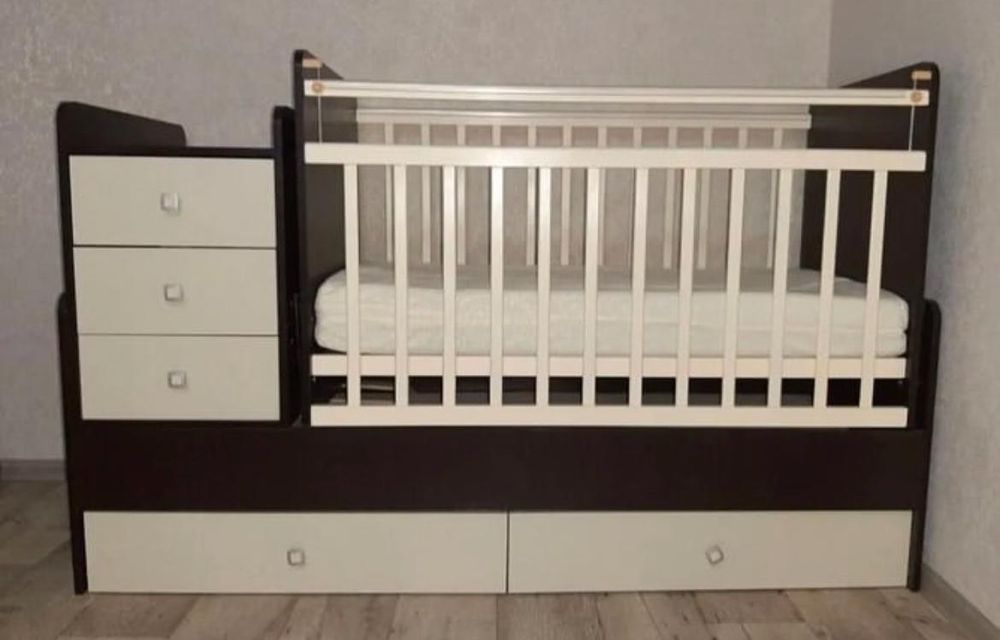 Кровать с пеленальным столом и комодом и бортики, матрас + шезлонг.
