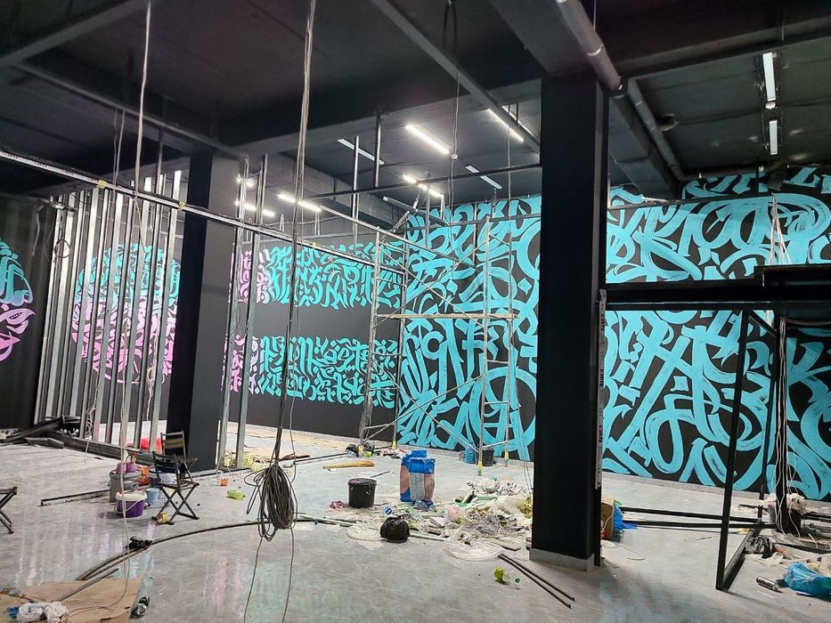 Rassom, Художник, барелеф.