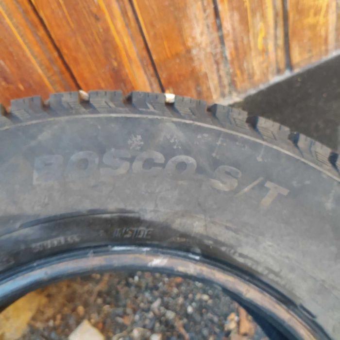 Продавам зимни  гуми 205/70 R15 за джип.