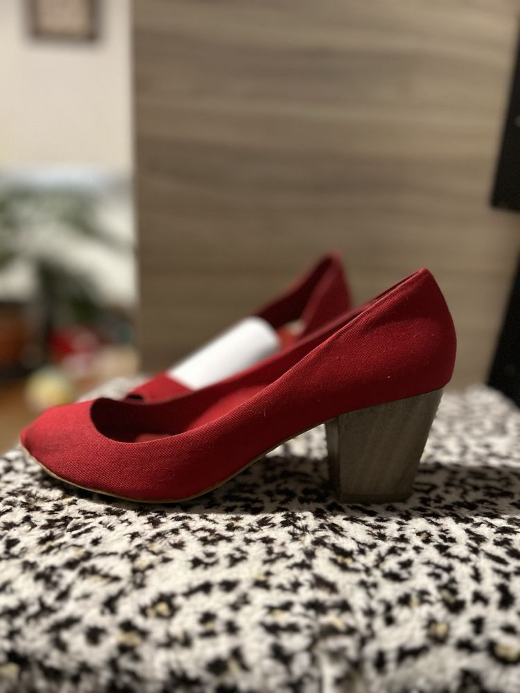 Червени обувки от плат