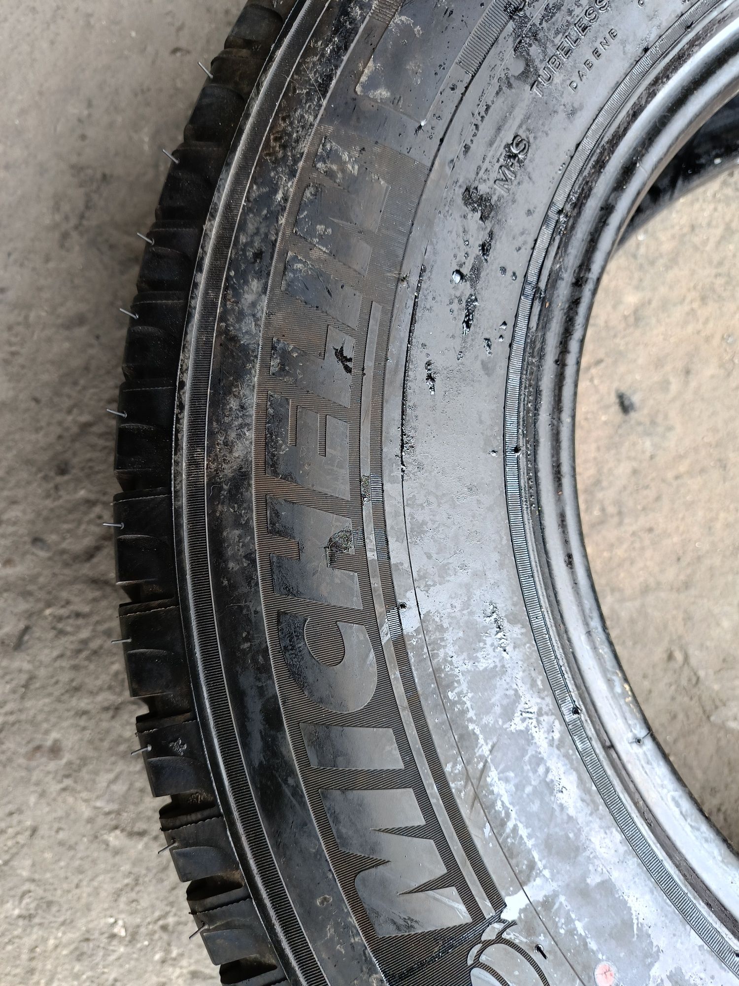 БУСОВИ -2023г.-16цола-225/75-1бр.-220лв."MICHELIN"-като нови