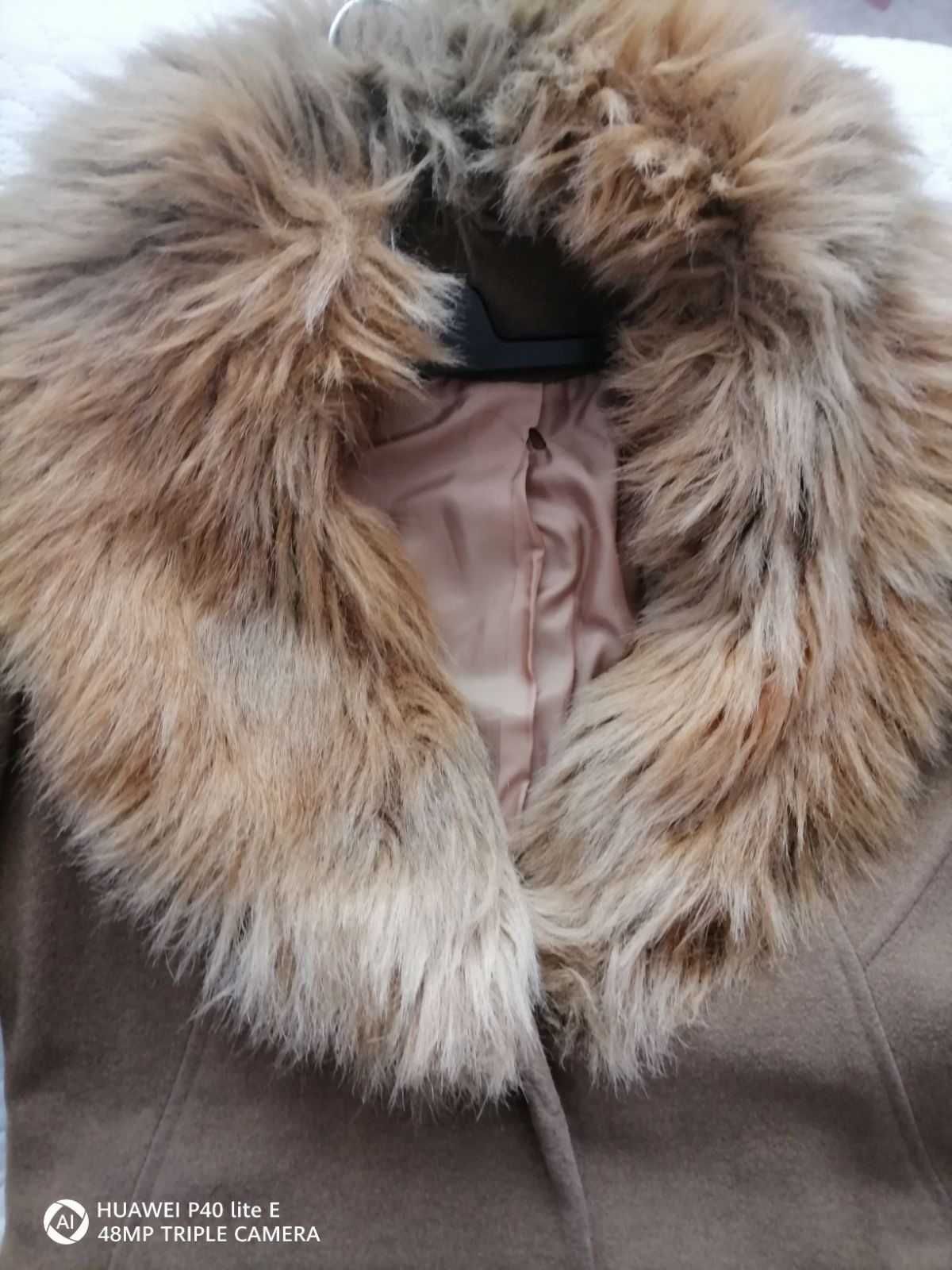 Дамско палто с пухена яка