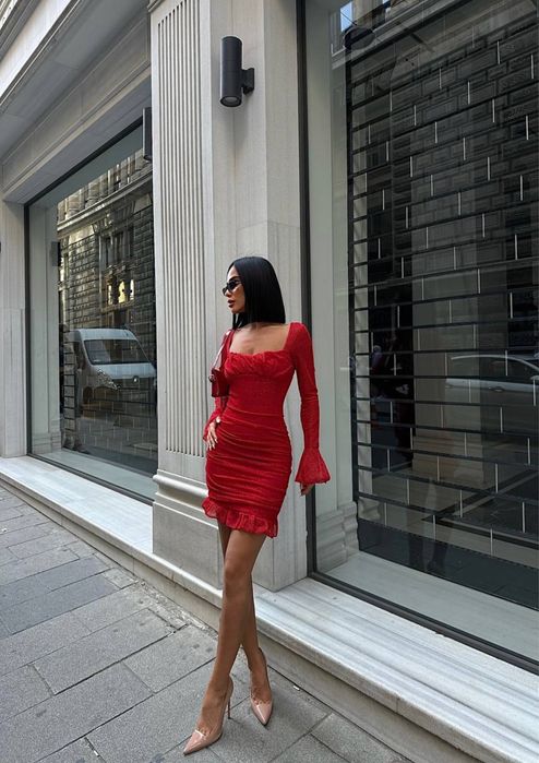 Червена бляскава рокля