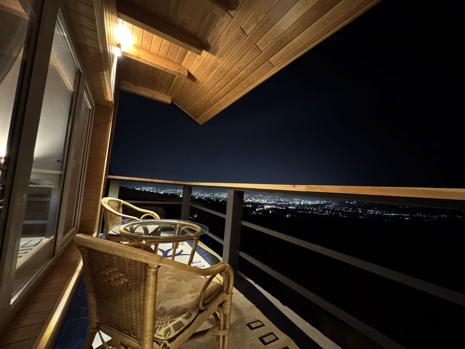 Уютный видовой домик для двоих в горах с видом на город и на горы