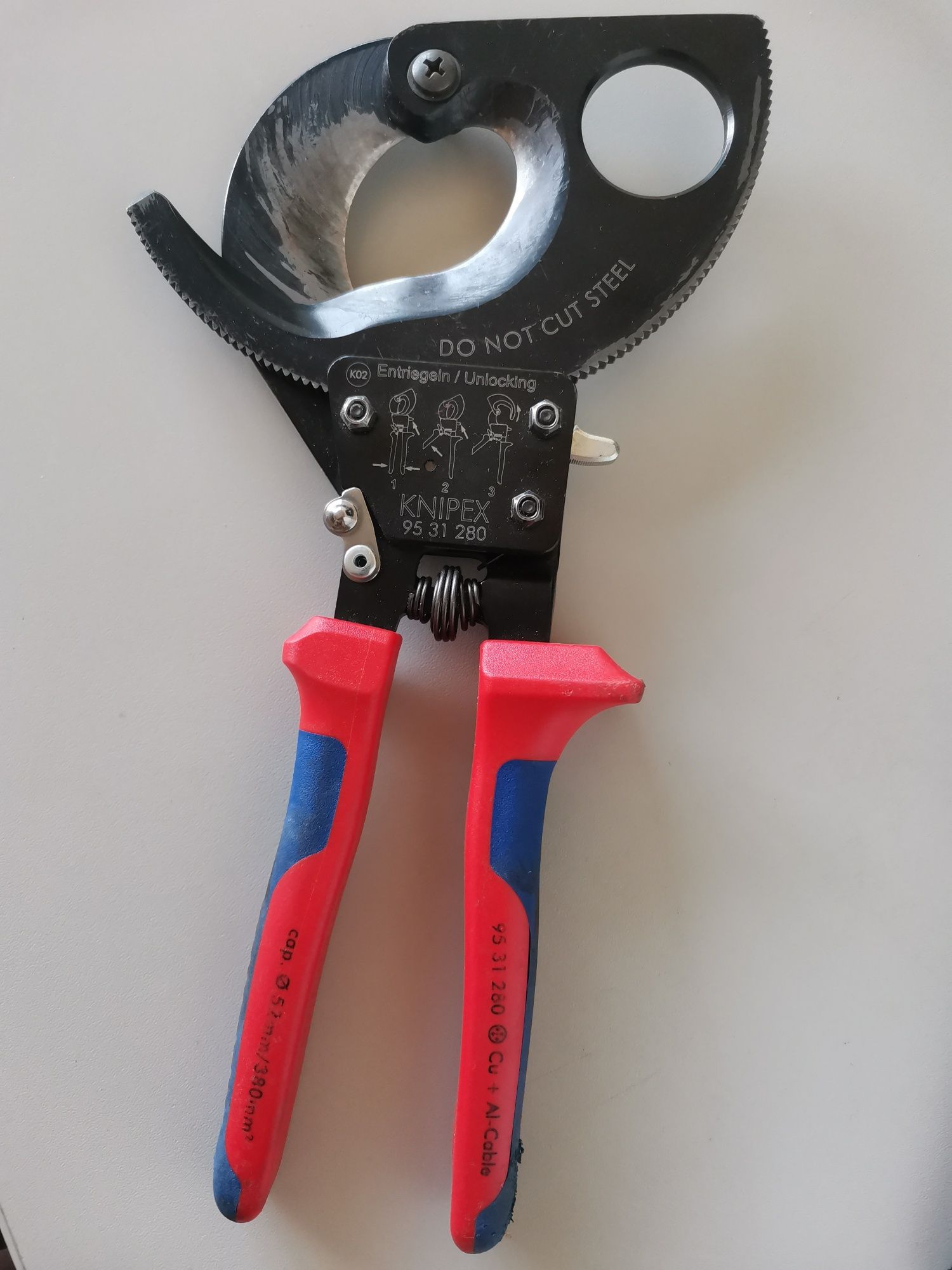 Knipex ножица за кабели.
