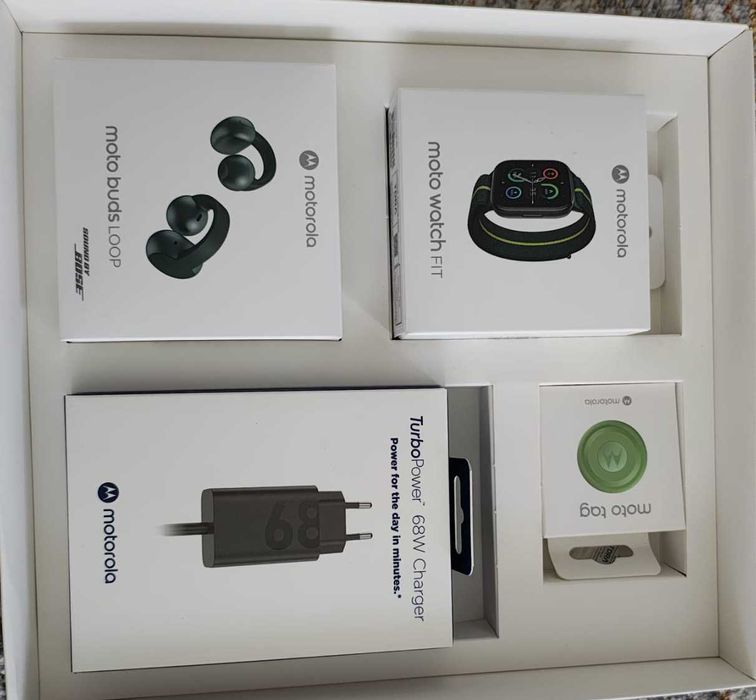 Pachet Motorola - Casti, incarcator, tag, smartwatch