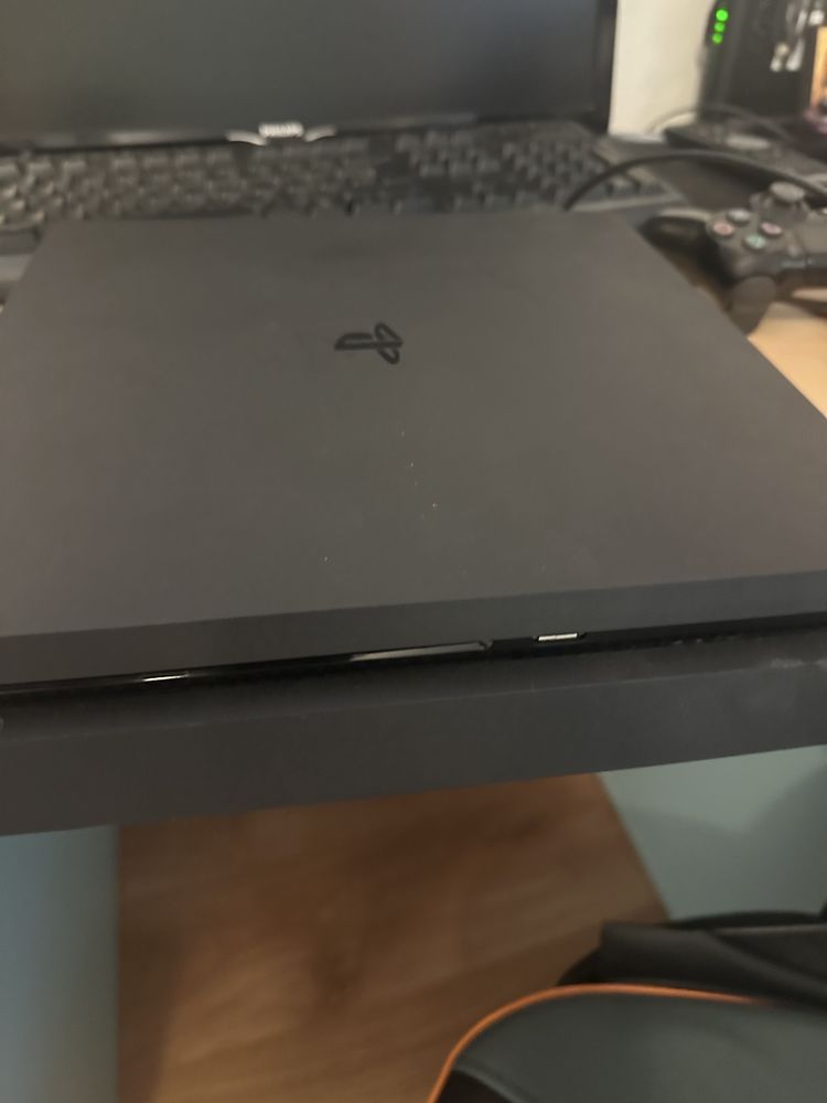 Ps4 slim cu maneta si 2 jocuri