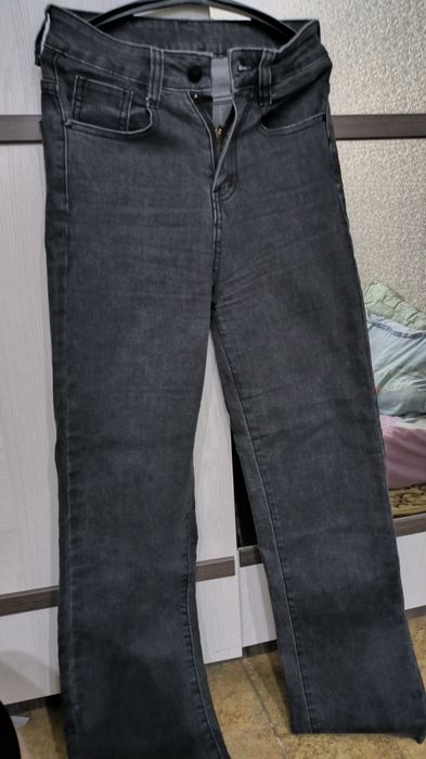 Продам женские джинсы