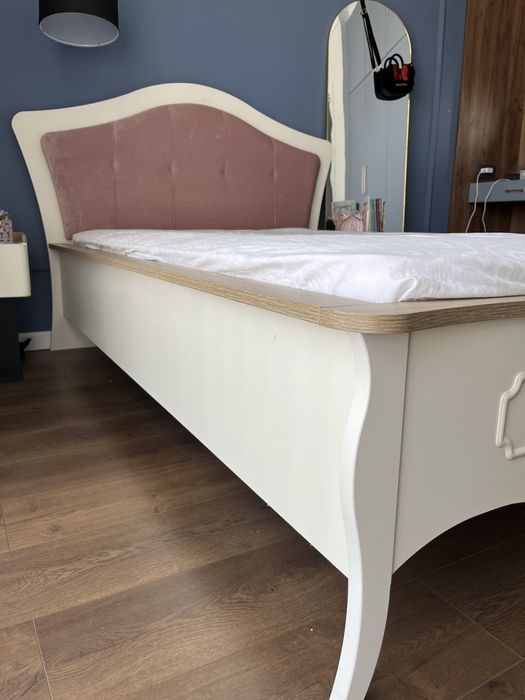 Детская кровать и тумбочка  для девочки