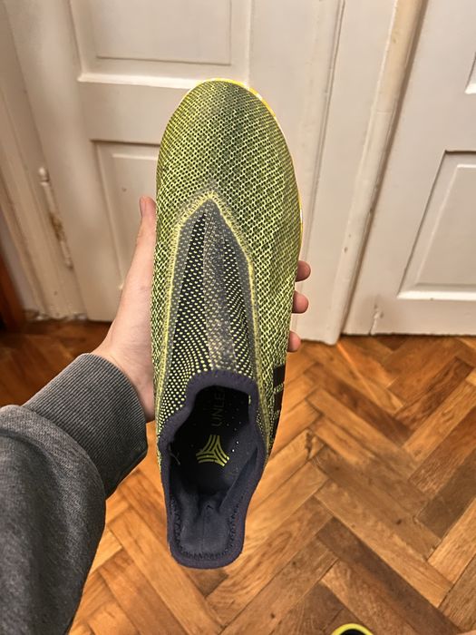 Ghete fotbal adidas laceless aproape noi