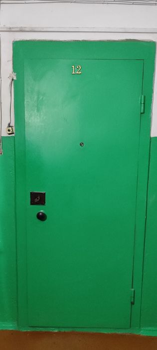 Продам входную железную дверь