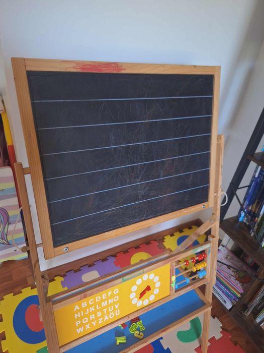 Tabla de lemn de scris folosita, plus cifre și litere magnetice