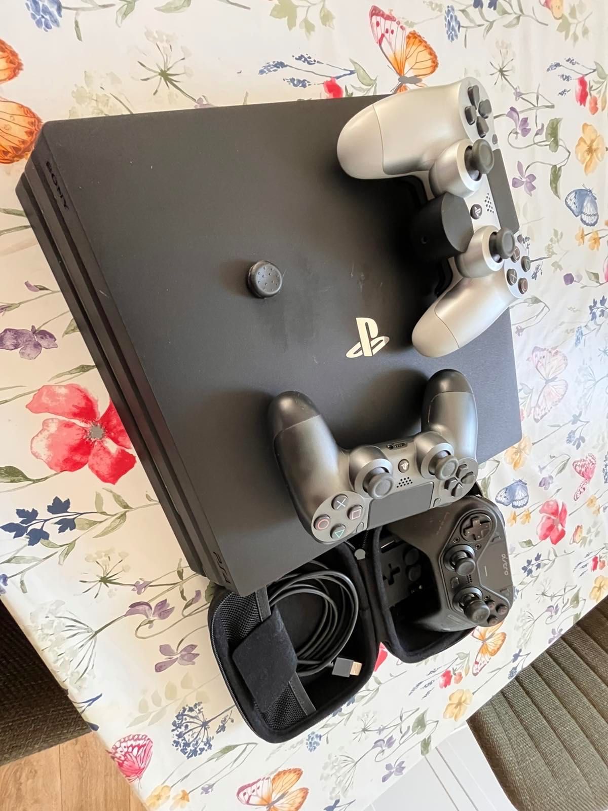 Ps4 Pro + 2 оригинални и един професионален FPS контролер Astro C40