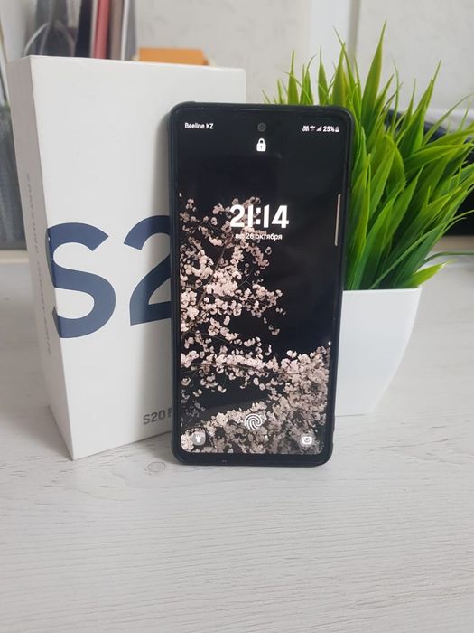 Samsung S20 FE в хорошем состоянии