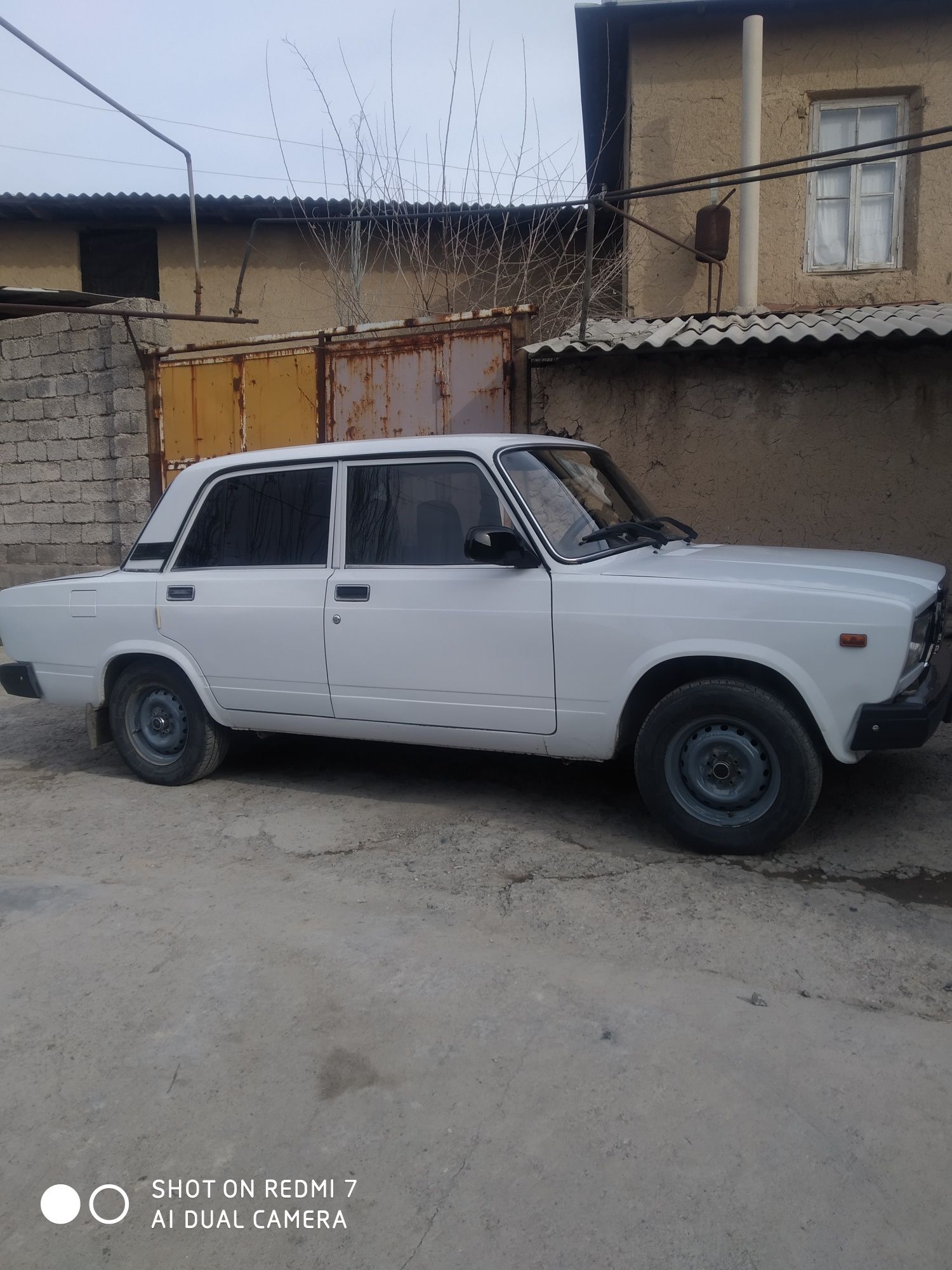 Vaz 2107 sotiladi 2700 $
