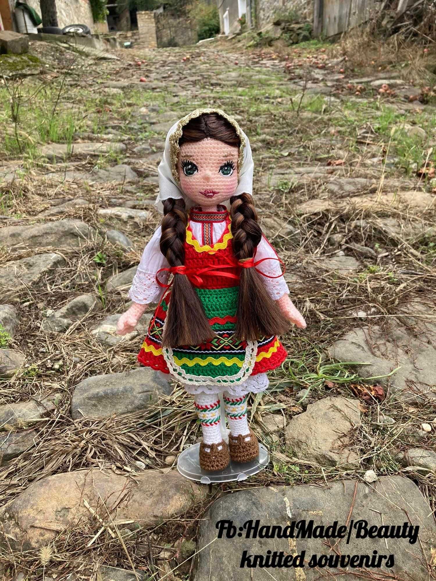 Кукла в народна носия Лазарка