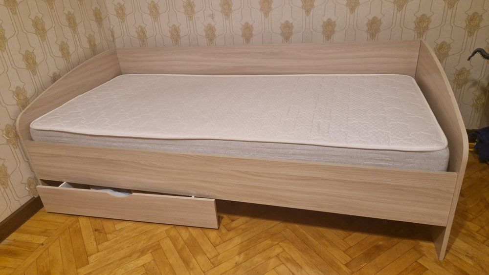Детская кровать с матрасом.