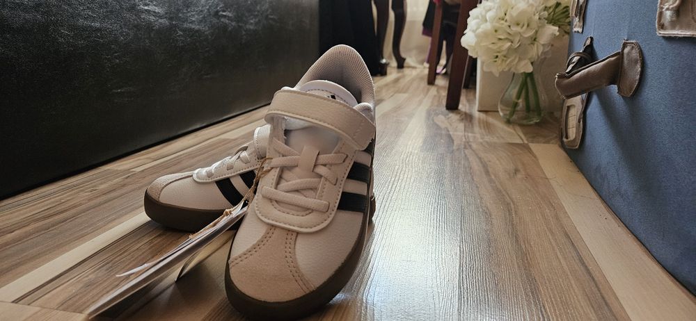 Pantofi Adidas noi