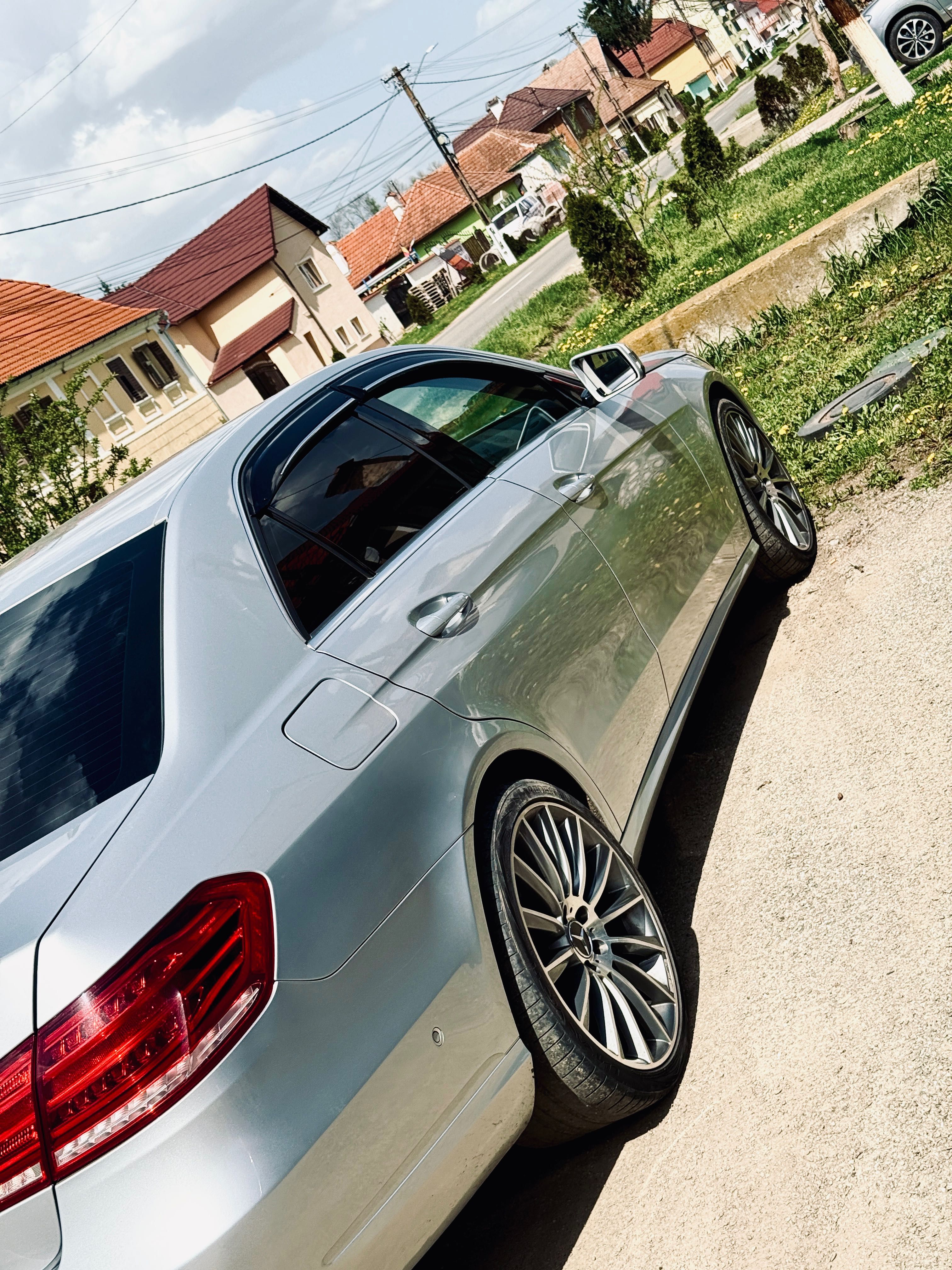 Vând Mercedes-Benz E-Class 220
