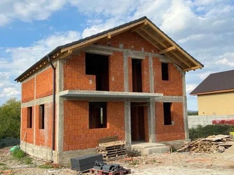 Construim case la roșu cu echipă experimentată și la preț corect