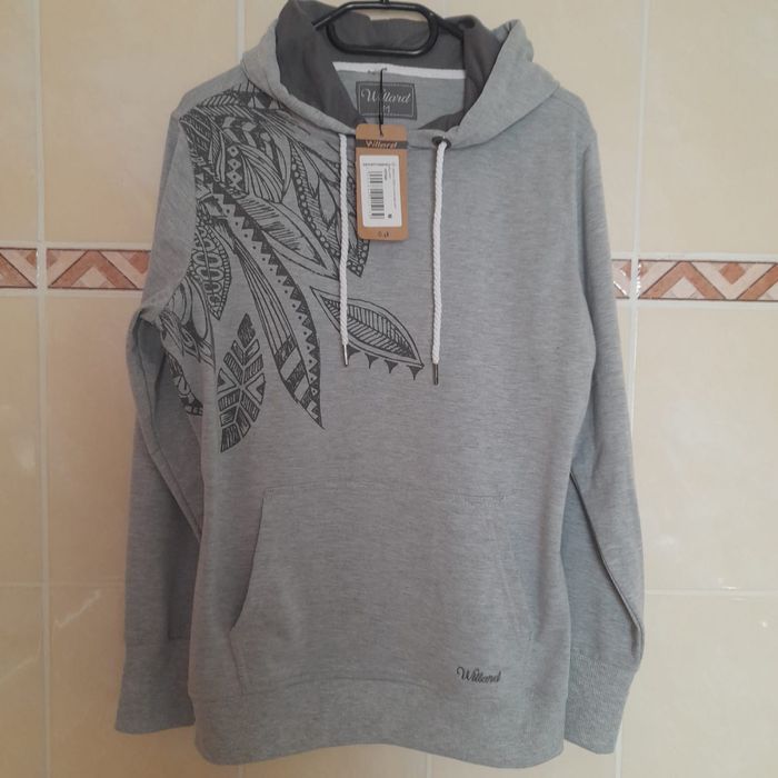 Bluza dama noua cu eticheta pe ea .