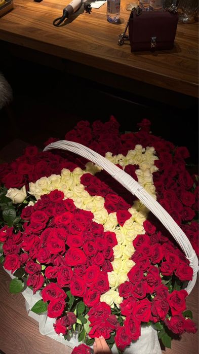 Огромнный букет цветов с буквой А