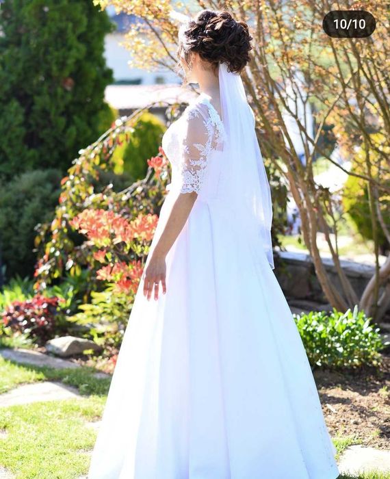 Продава се булчинска рокля заедно с воал и обръч