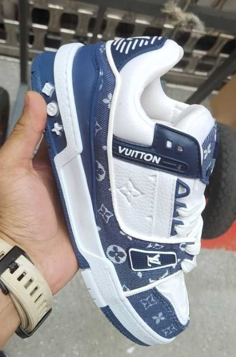 Adidasi LOUIS VUITTON pentru mai multe detalii pe WhatsApp